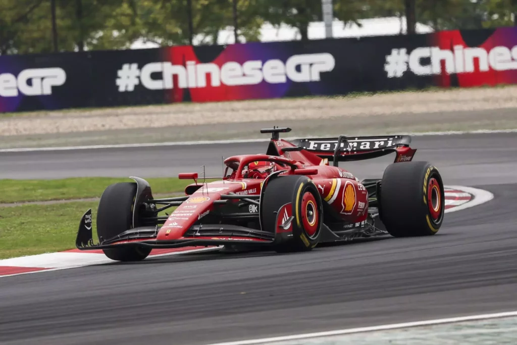 Ferrari in pista con Leclerc durante la gara del GP della Cina