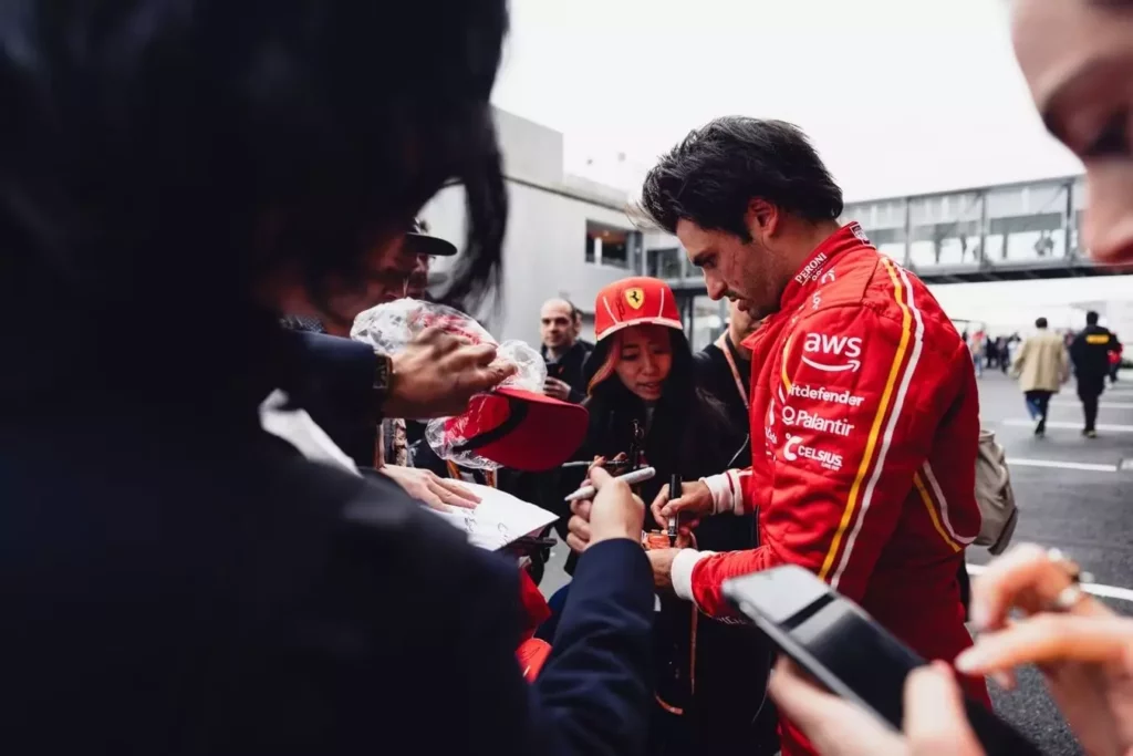 Carlos Sainz firma autografi a seguito del suo ottimo inizio di stagione con la Ferrari