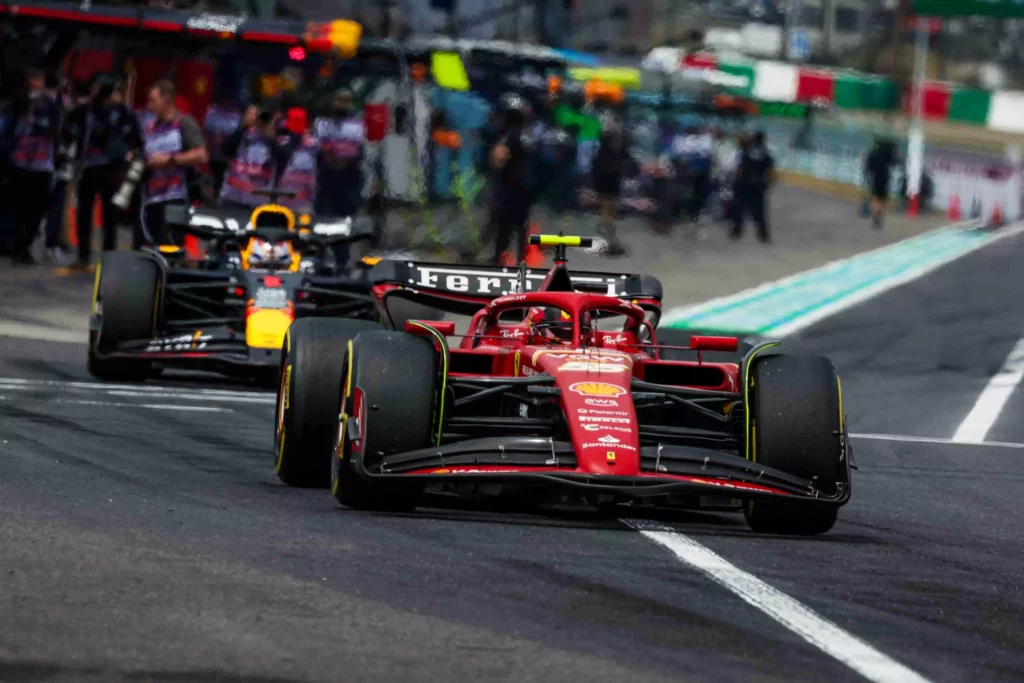 Il pilota della Ferrari Carlos Sainz scende in pista durante le qualifiche del GP del Giappone