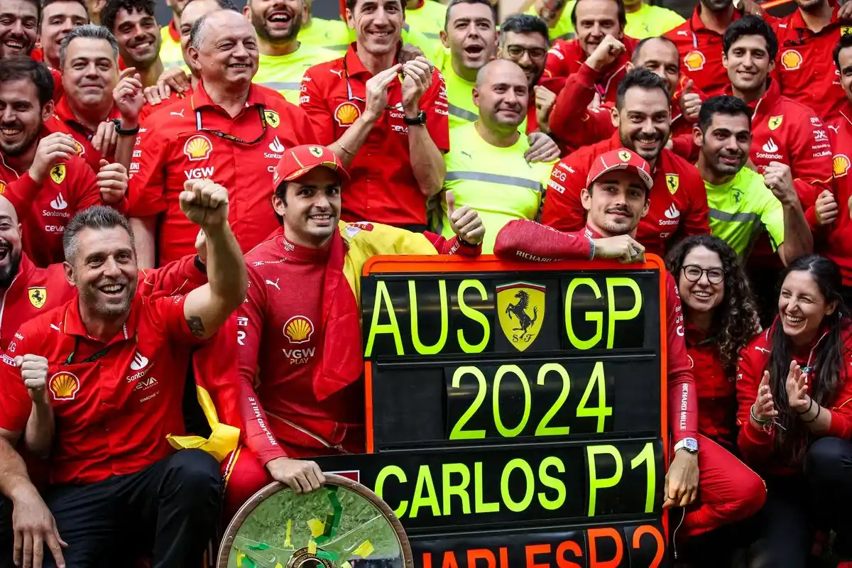 Carlos Sainz  e Charles Leclerc festeggiano la doppietta con il team