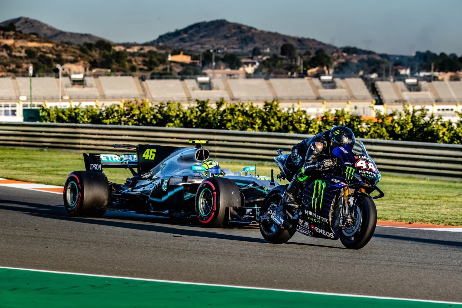 MotoGP e Formula 1 con Liberty Media, c’è la possibilità di un weekend congiunto? Lewis e Hamilton e Valentino Rossi gareggiano insieme a Valencia. Ora che Formula 1 e MotoGP sono sotto il tetto di Liberty Media, potremmo vedere le categorie correre nello stesso weekend.