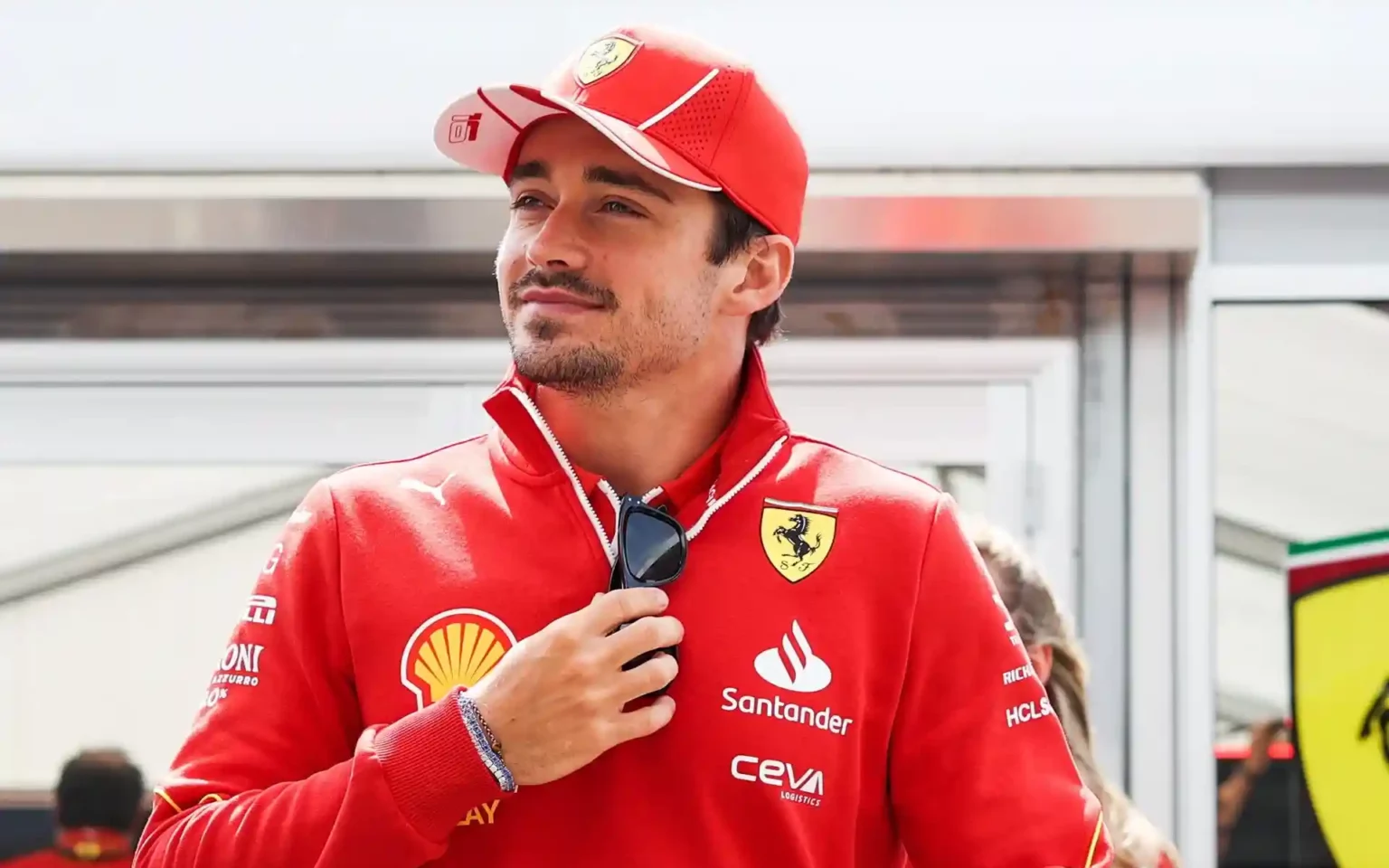 Ferrari, Leclerc: “Sogno la vittoria, ma a Suzuka la Red Bull andrà forte” Leclerc nel paddock a Suzuka