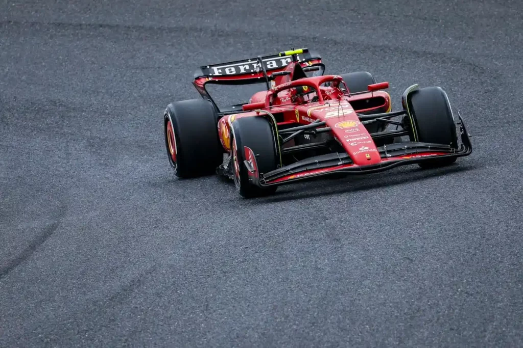 Carlos Sainz in pista a Suzuka sulla SF-24 Ferrari