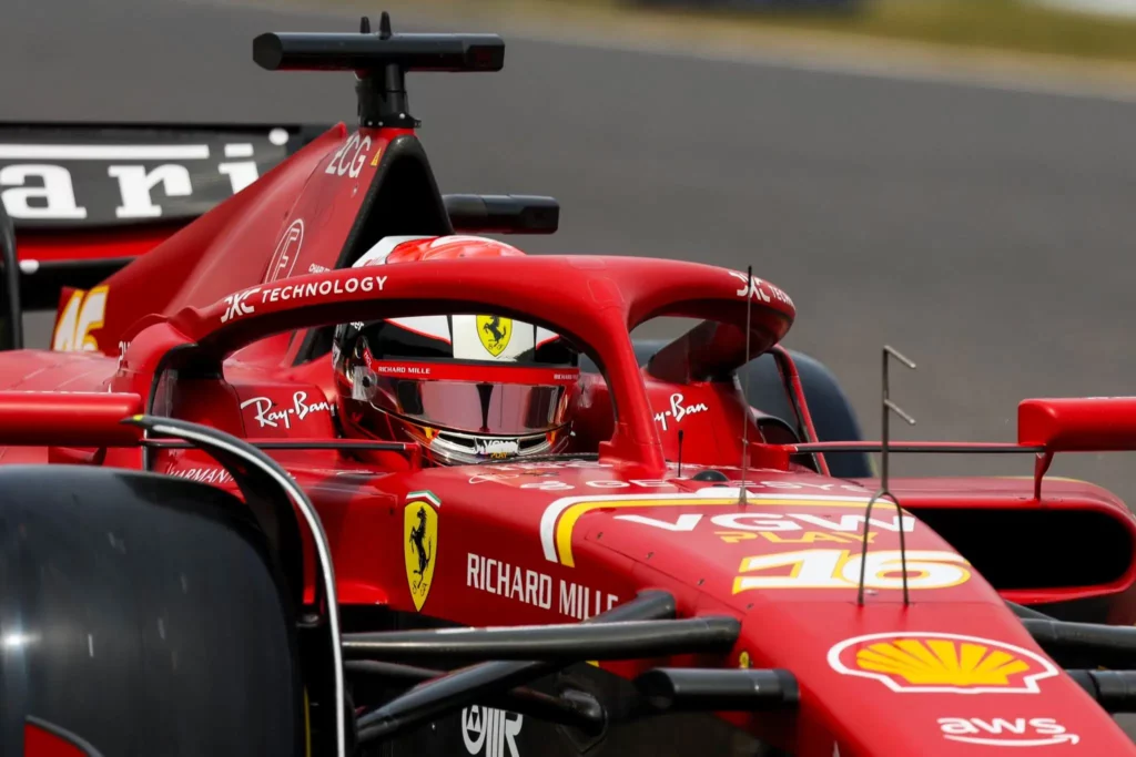 Charles Leclerc in pista durante le prove libere 3 a Suzuka per il Gran Premio del Giappone.