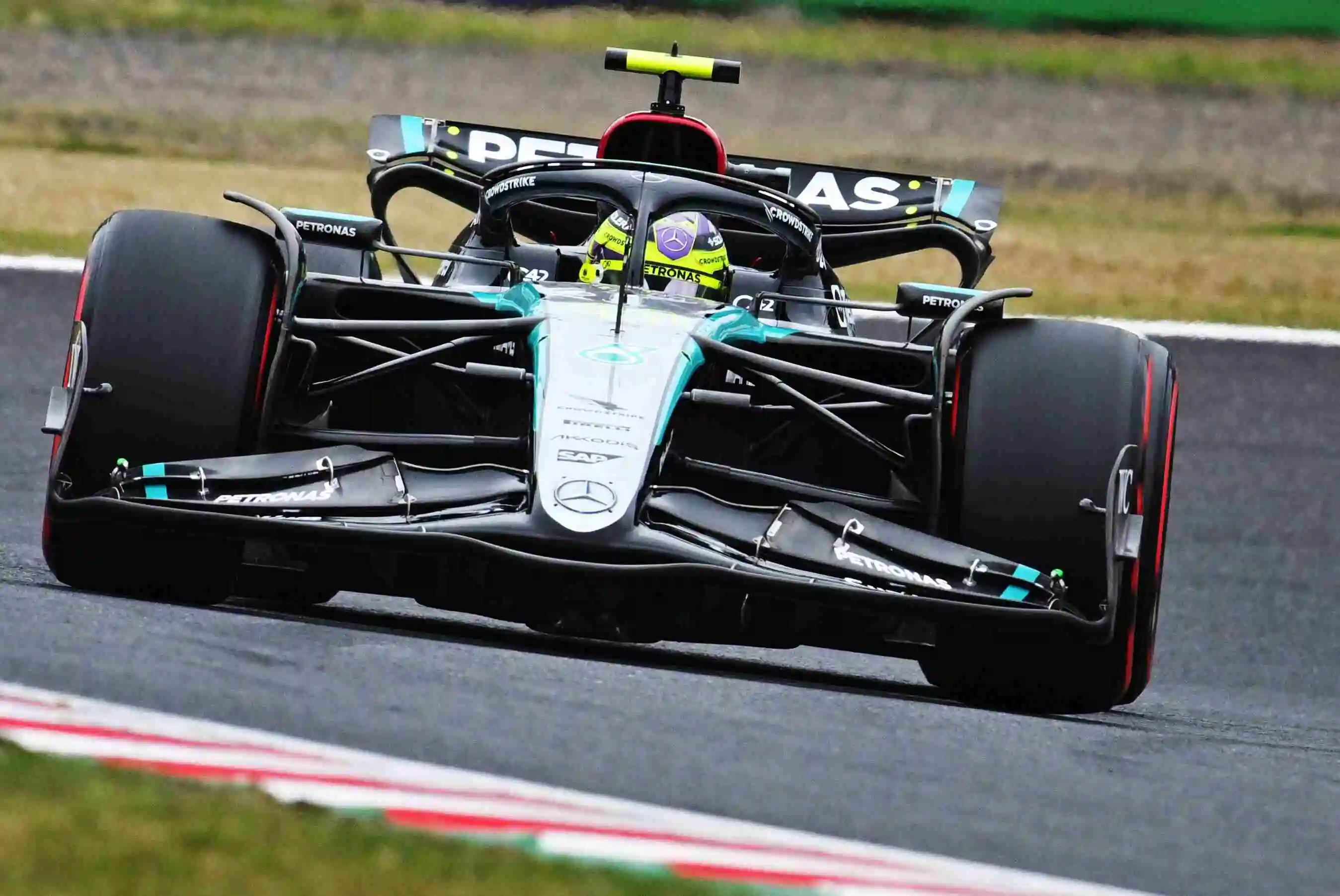 Lewis Hamilton in pista durante le FP3 del Gran Premio del Giappone