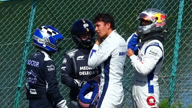 Albon e Ricciardo dopo l'incidente a Suzuka