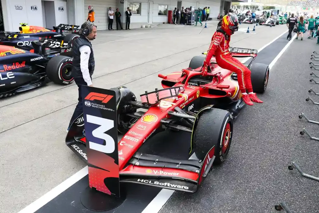 Carlos Sainz nel parco chiuso di Suzuka dopo il GP