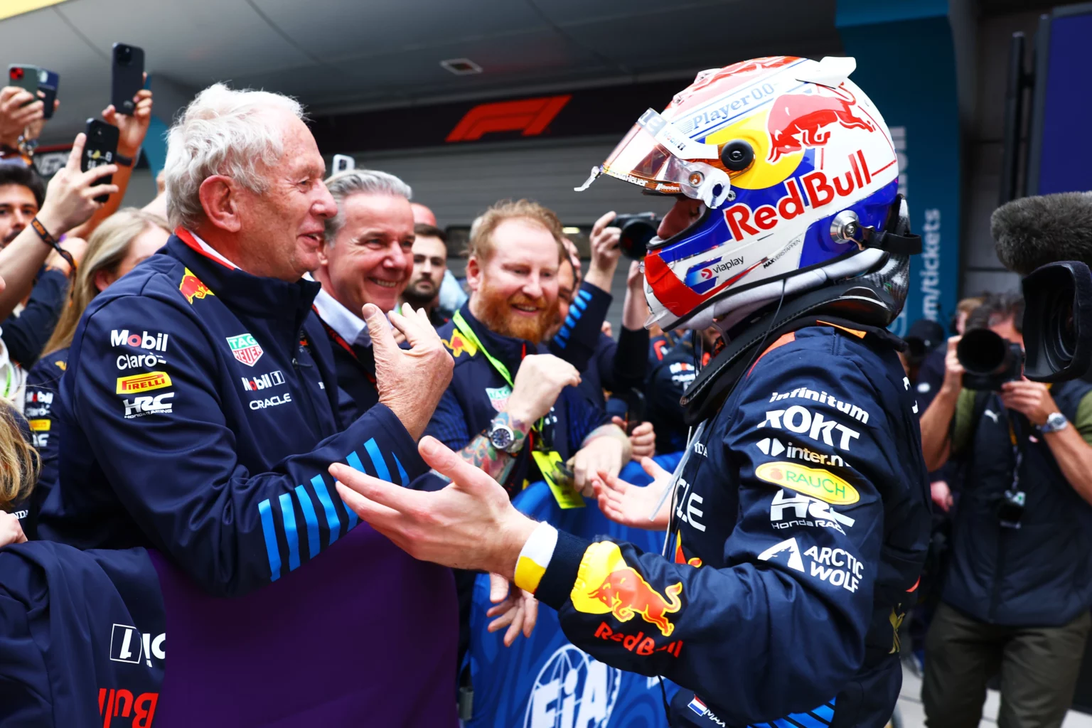 Red Bull, Marko: “Miami sarà un’occasione per i rivali” Marko (Red Bull) si congratula con Verstappen dopo la vittoria in Cina