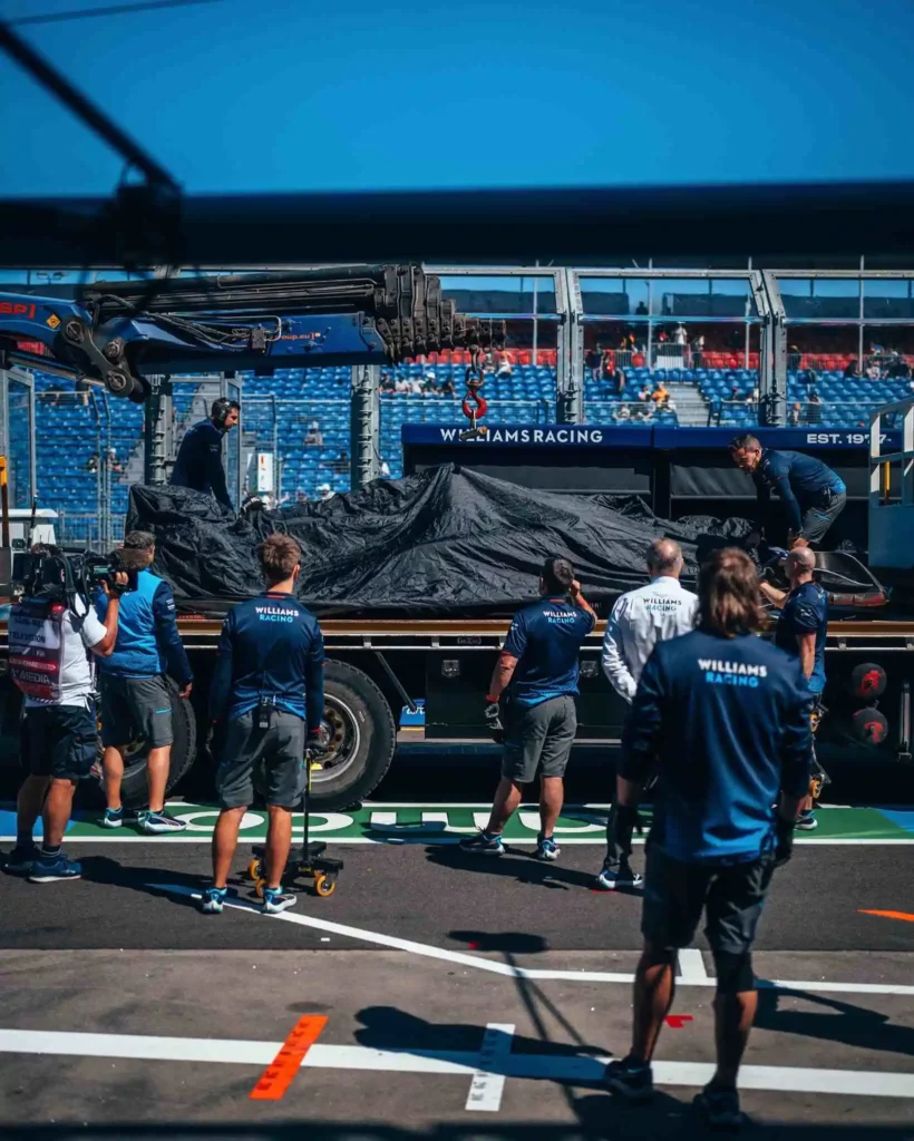 La macchina di Albon coperta dopo l'incidente nelle fp1 in Australia