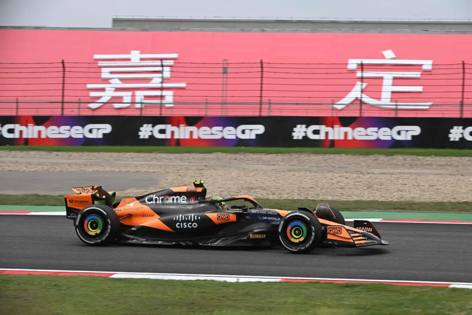 Qualifica Sprint: Norris in pole davanti a Hamilton e Alonso La McLaren di Lando Norris durante le prove libere del Gp di Cina