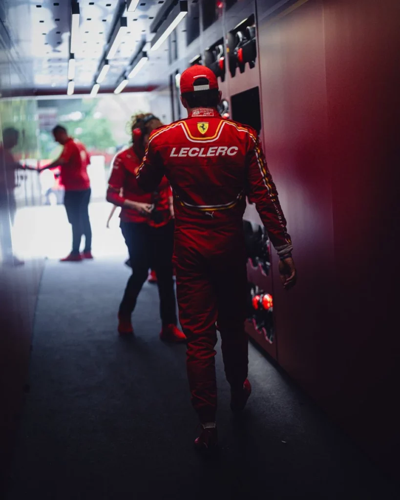 Charles Leclerc di spalle nel box Ferrari in Cina