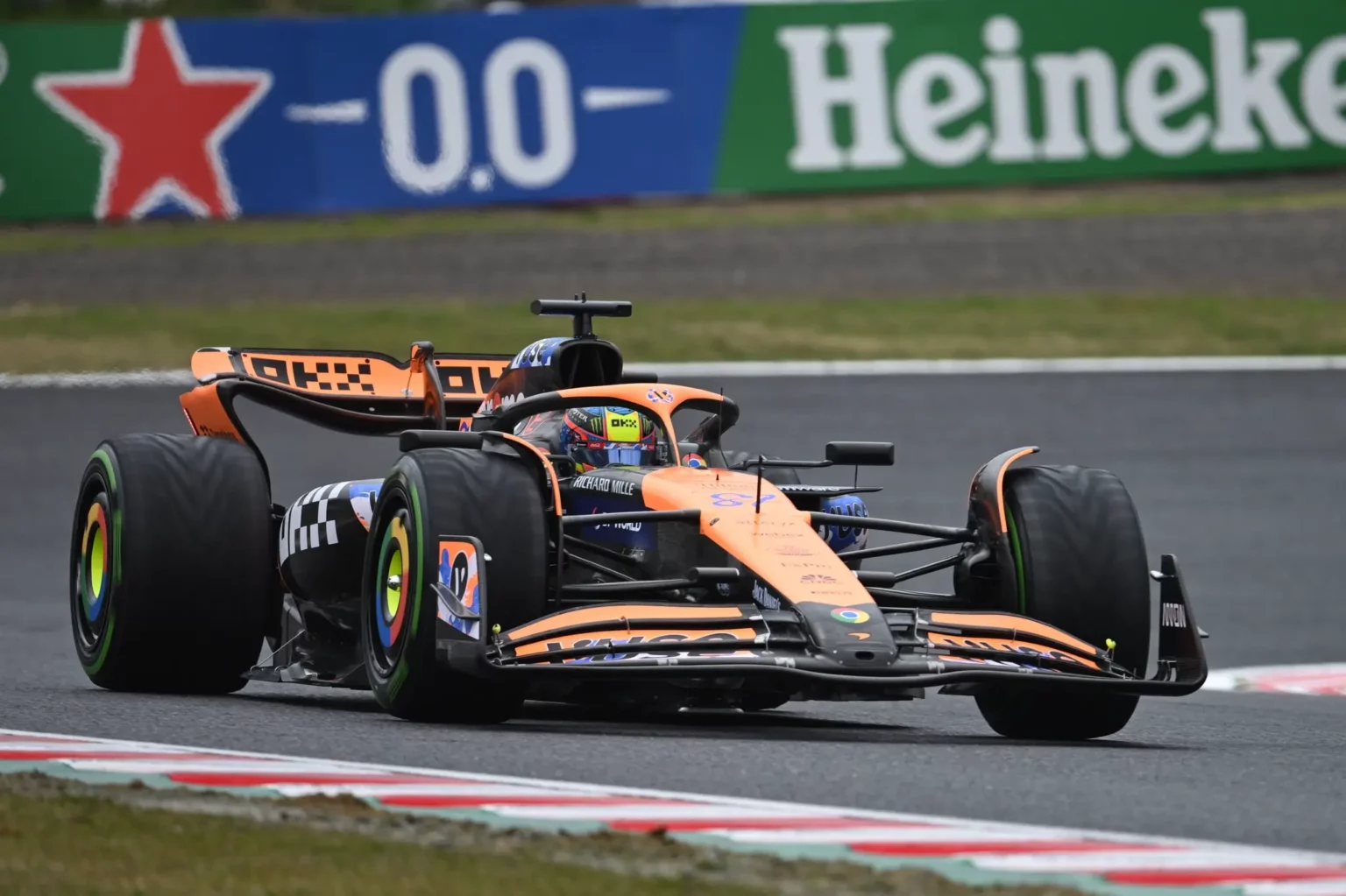 Corsa agli sponsor: MasterCard torna in F1 al fianco della McLaren? Piastri in pista durante le FP2 in Giappone