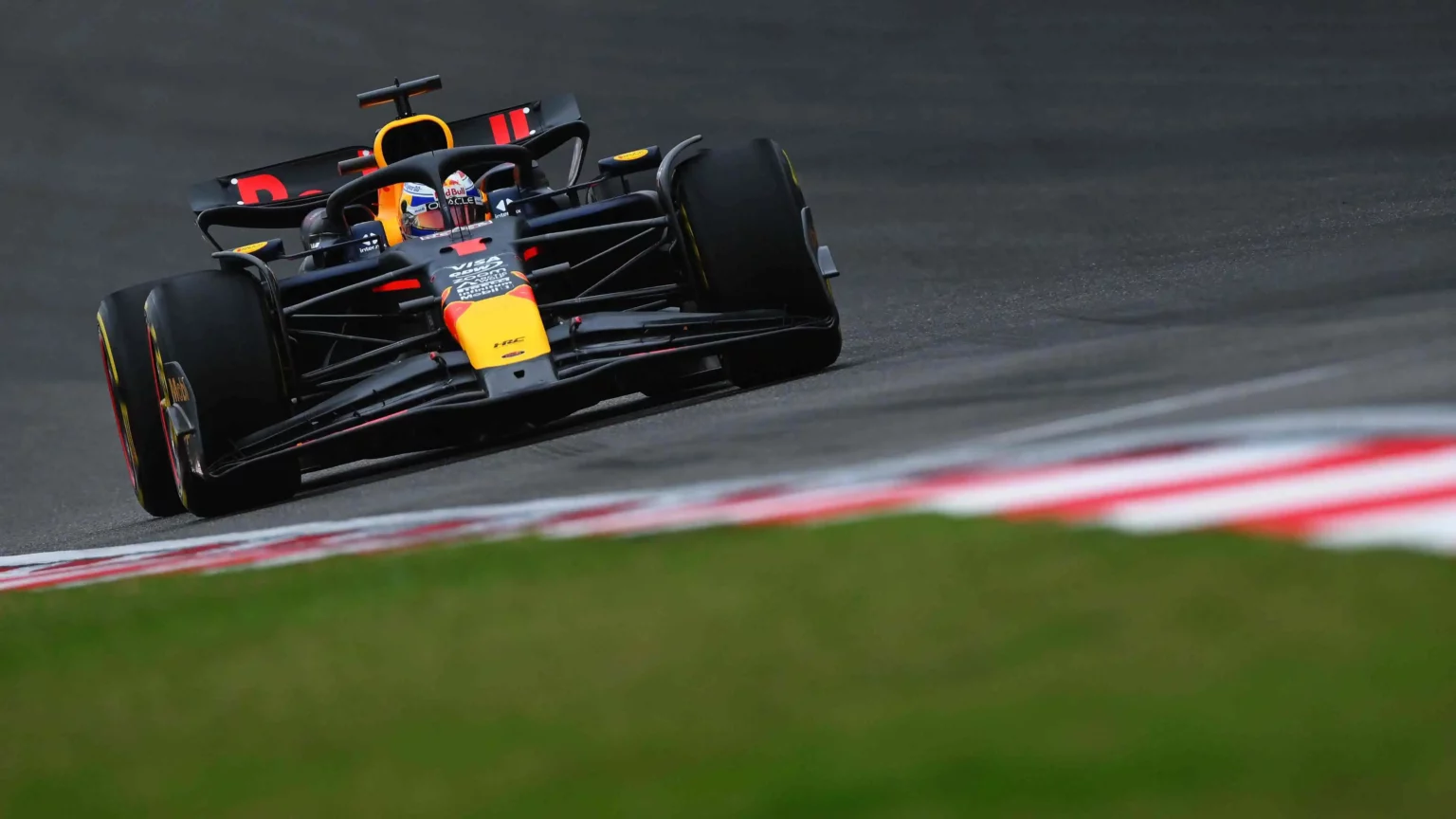 la RB20 di Verstappen durante le qualifiche del gp di Cina