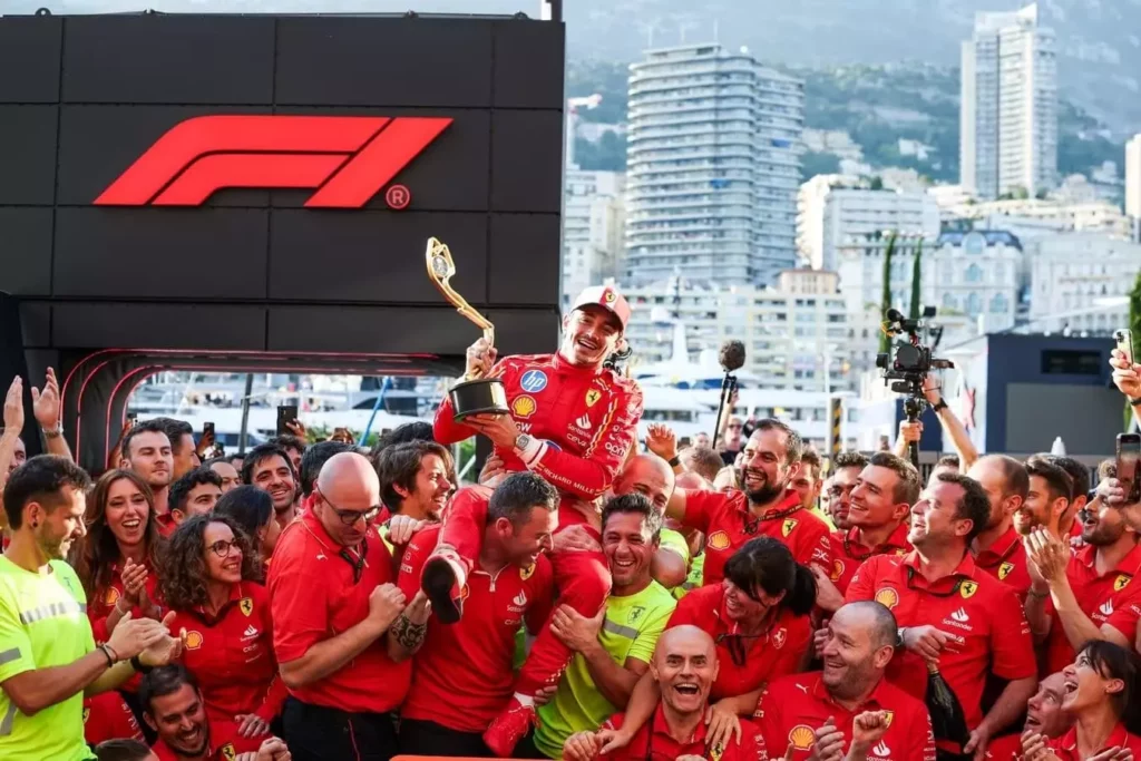 Charles Leclerc festeggia la vittoria del GP di Monaco 2024