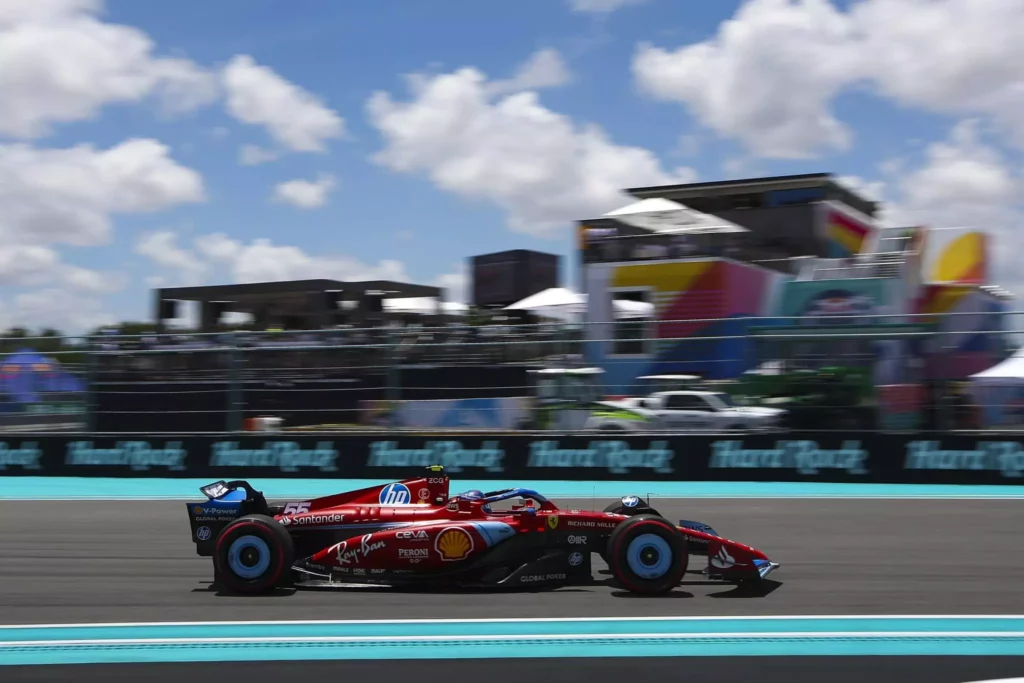 Carlos Sainz in pista durante le qualifiche del GP di Miami