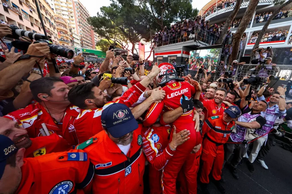Charles Leclerc festeggia la vittoria a Monaco