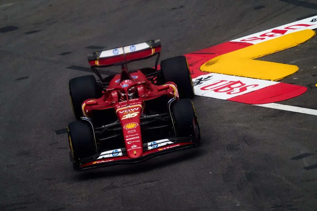 Charles Leclerc in pista durante le FP2 del GP di Monaco