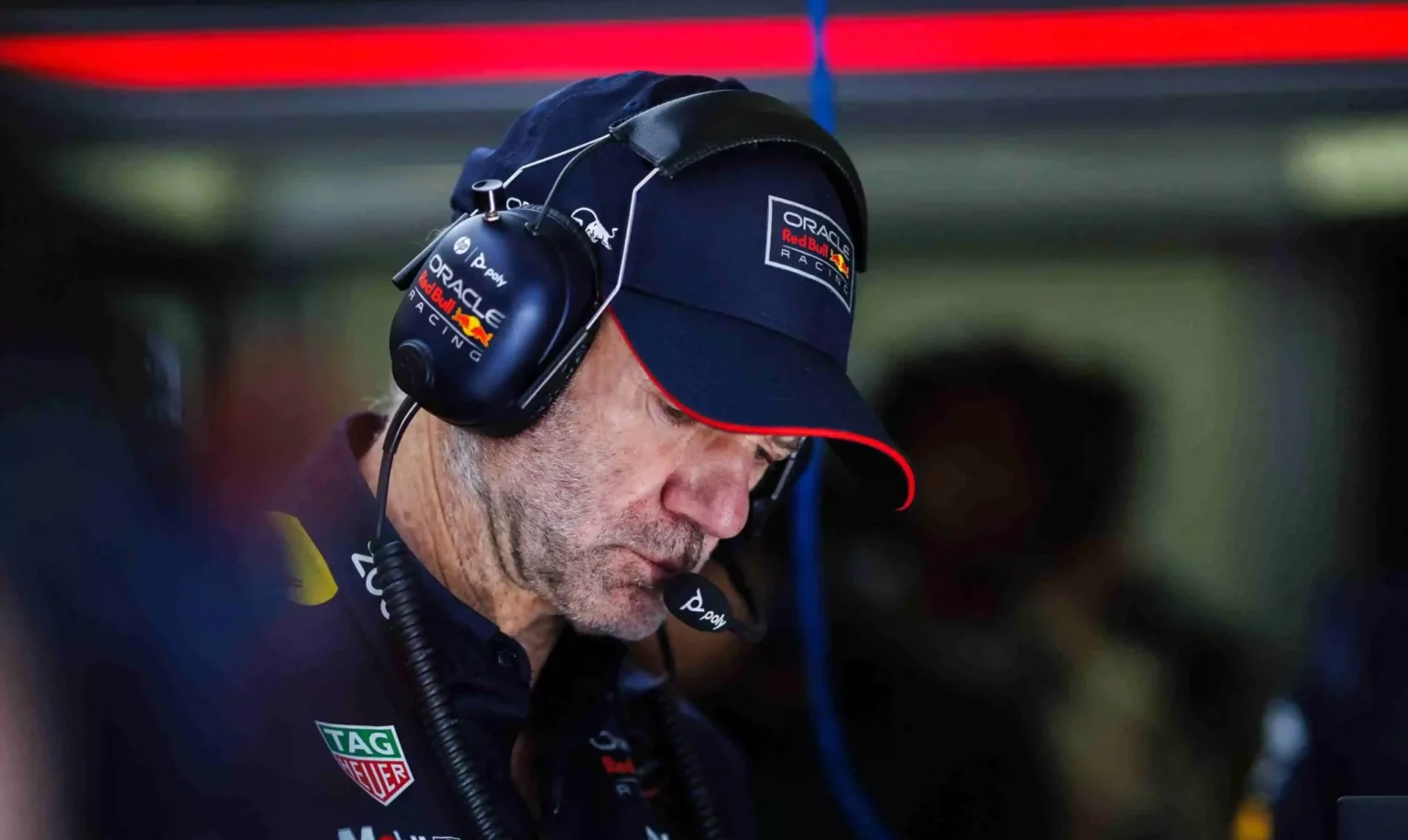 Aston Martin, il colpaccio: Newey diventa azionista del team? Il tecnico Adrian Newey nel box Red Bull che legge i suoi appunti