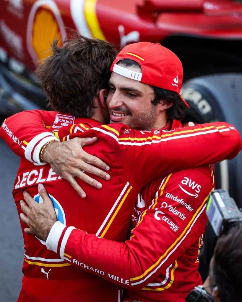 Carlos Sainz abbraccia Charles Leclerc dopo la vittoria del gp di Monaco da parte del monegasco