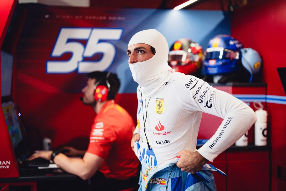 Carlos Sainz nel box Ferrari a Miami