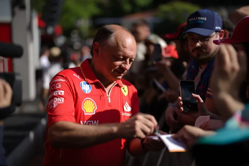 Vasseur: “Priorità a gare e aggiornamenti, poi il mondiale” Il team principal ferrari Frederic Vasseur che firma autografi a Monaco
