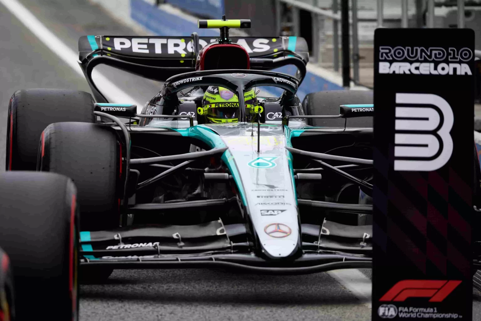 Hamilton: “Fatto grande passo in avanti, ci stiamo avvicinando” Lewis Hamilton appena arrivato in parc ferméé dopo il terzo posto nelle qualifiche del GP di Spagna