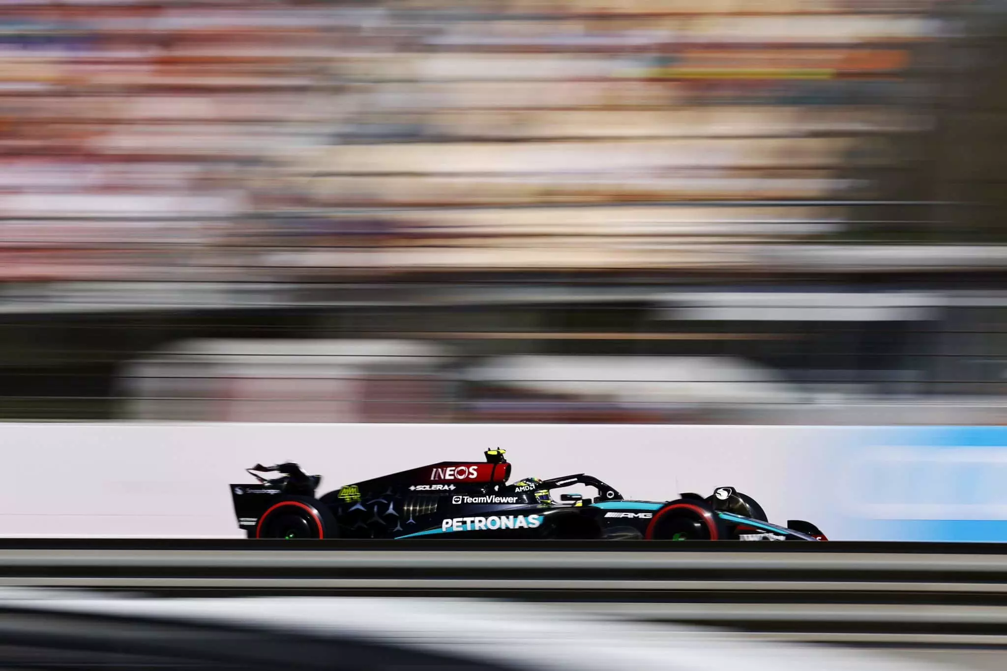 Lewis Hamilton in pista nel Q3 durante le qualifiche del GP di Spagna