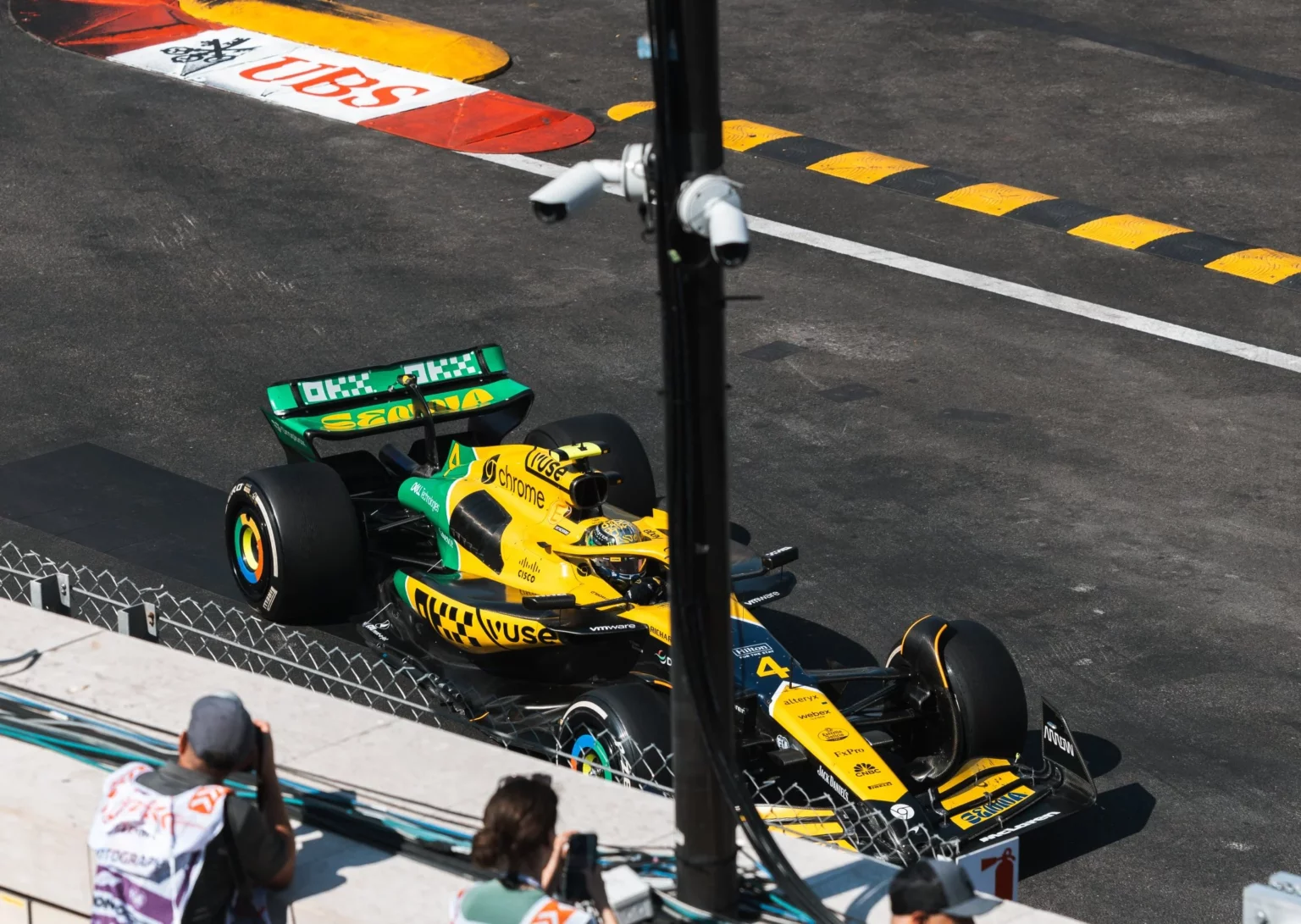 FIA: controlli sulla McLaren di Norris, verificata la pompa di benzina Controlli sulla McLaren di Lando Norris | @mclaren on X