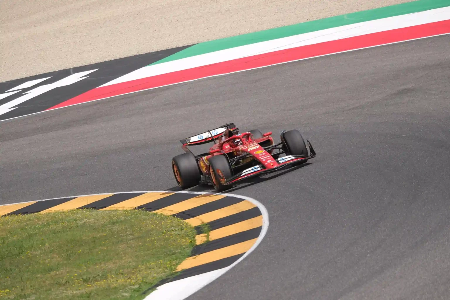 Carlos Sainz test Pirelli Ferrari Mugello