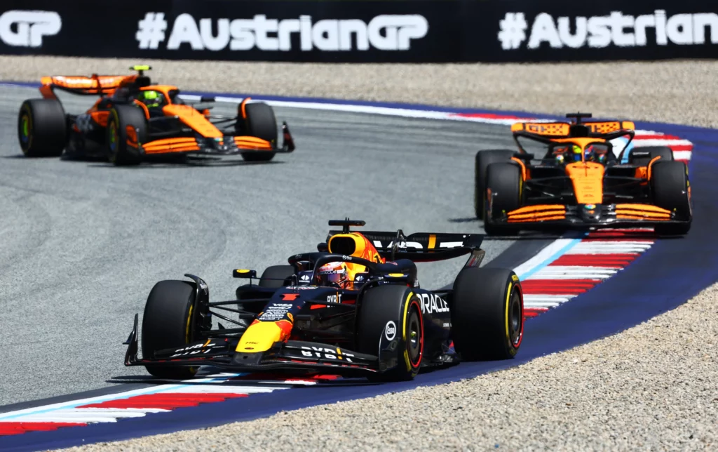 Verstappen davanti alle McLaren nella sprint race in Austria