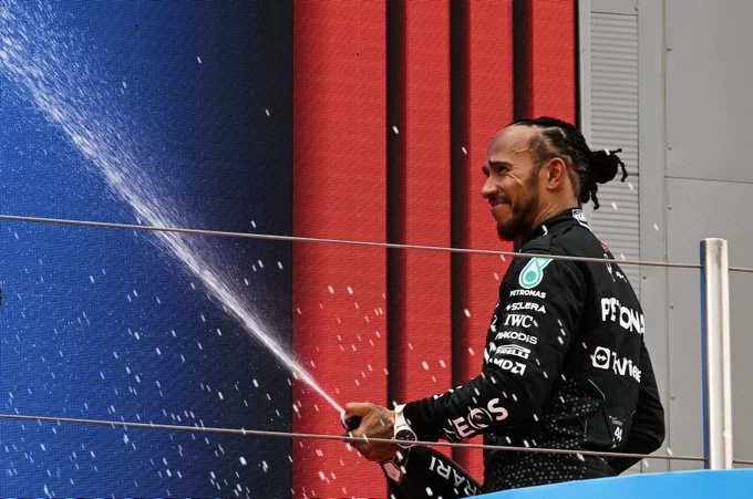 Lewis Hamilton sul podio del Gp di Spagna