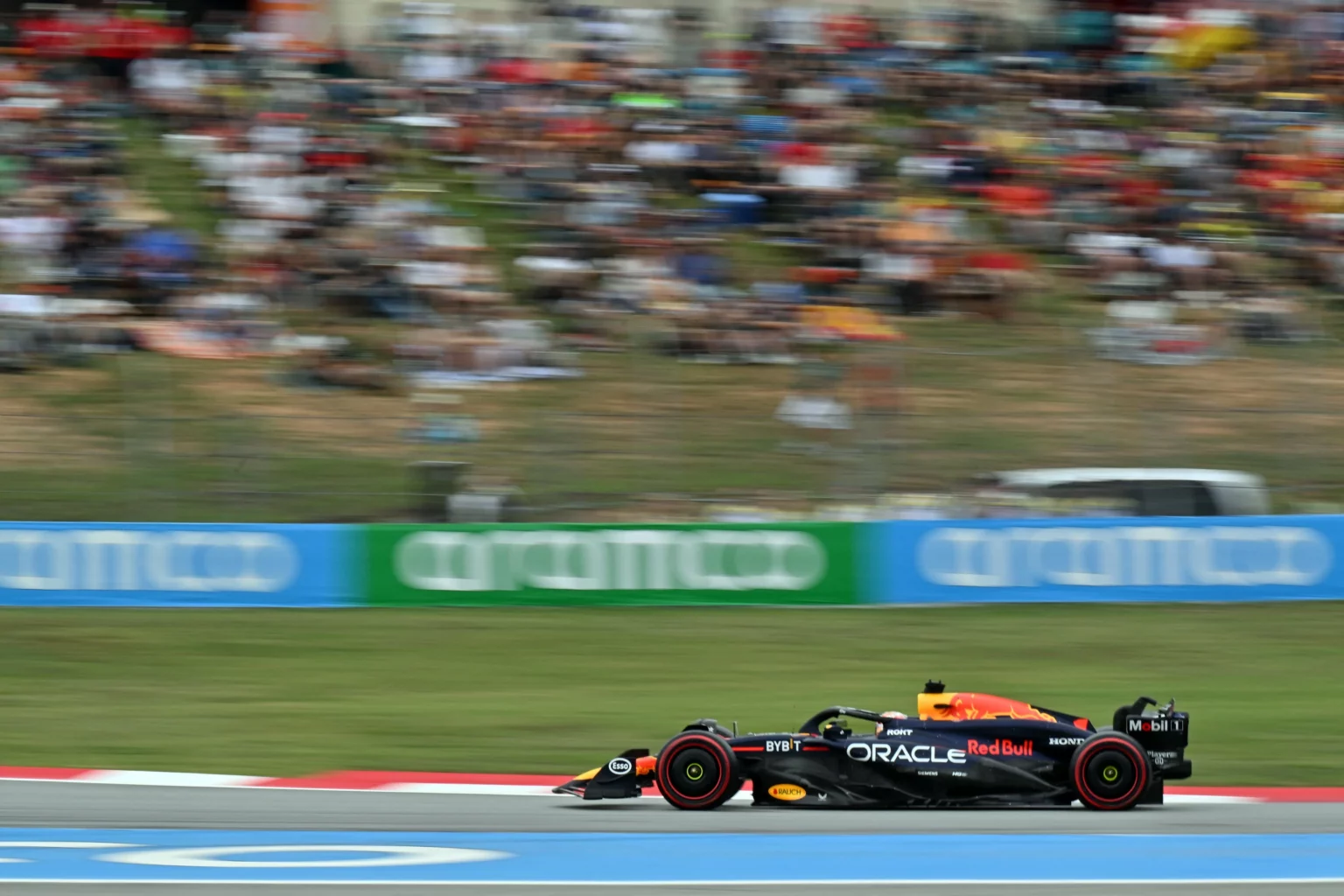Verstappen in pista a Barcellona durante le qualifiche