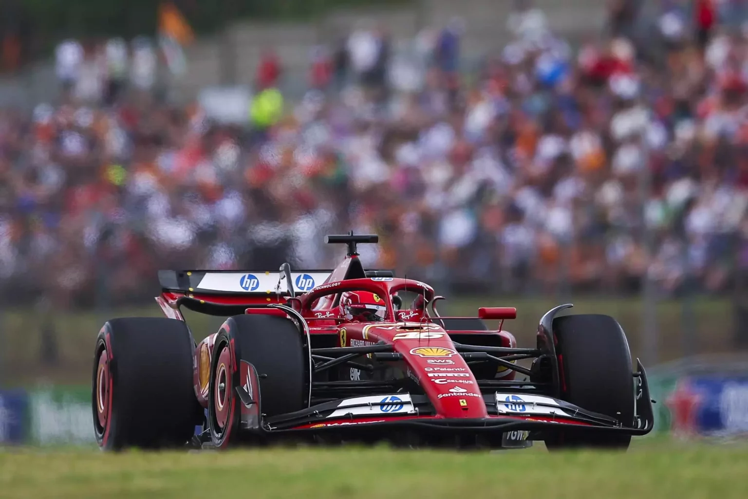 Leclerc dopo le qualifiche al GP d’Ungheria: “Non sono contento” Charles Leclerc in pista durante le qualifiche del GP d'Ungheria