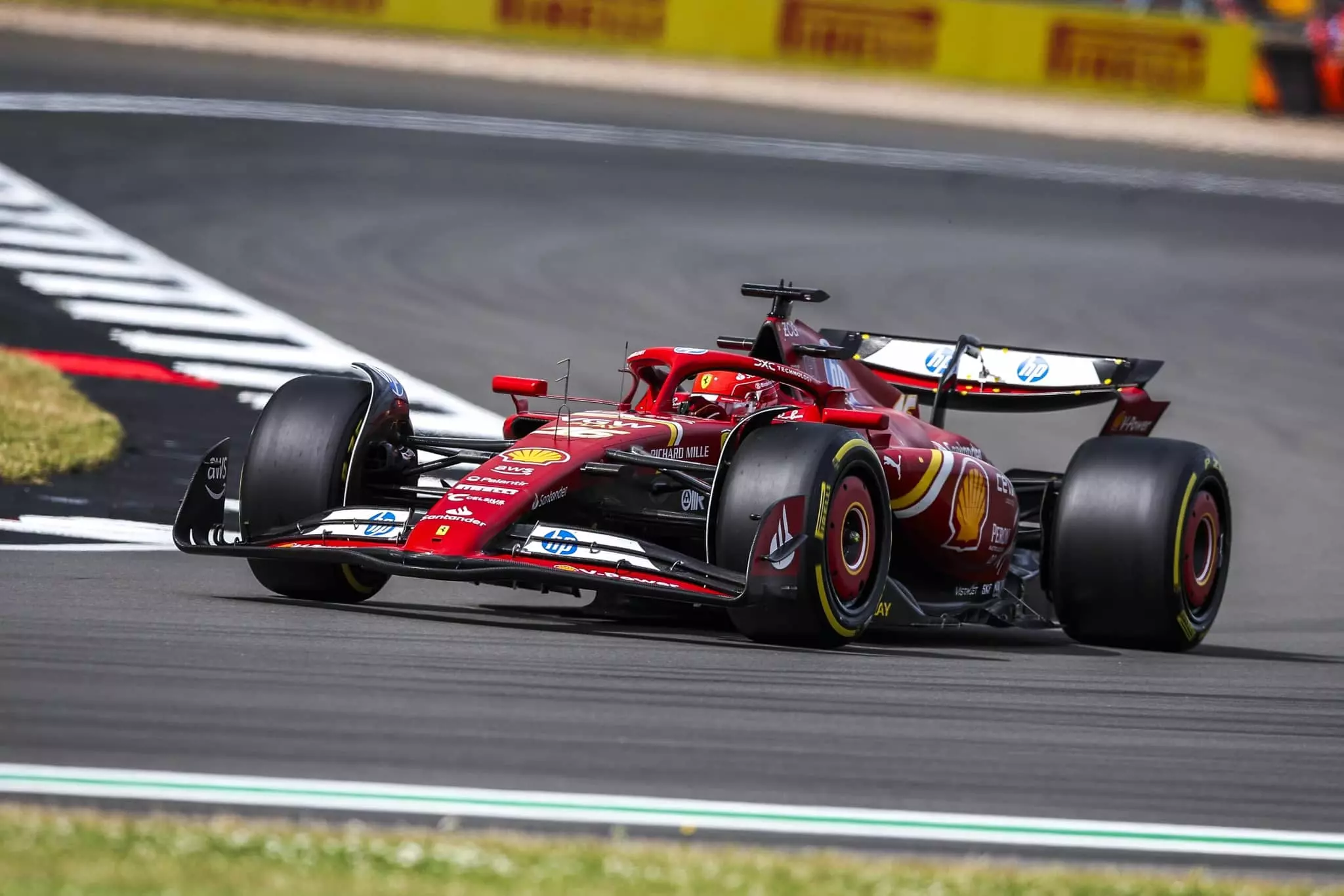 Leclerc in pista durante le FP2 del GP di Silverstone