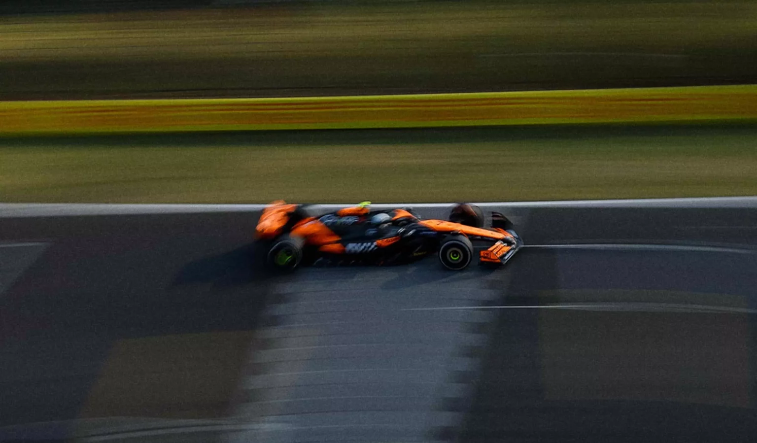 FP3 GP Ungheria: McLaren manda un segnale. Verstappen subito dietro Lando Norris in pista durante le FP3 el GP d'Ungheria