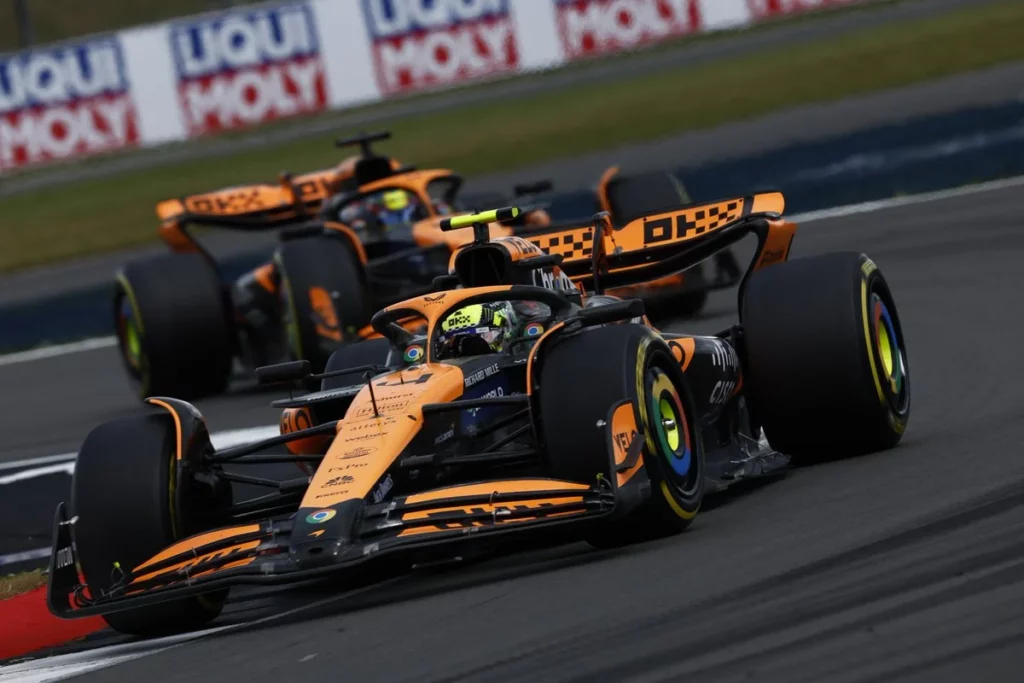 McLaren da titolo ma troppi errori: cosa non funziona nel team? Lando Norris e Oscar Piastri GP Silverstone
