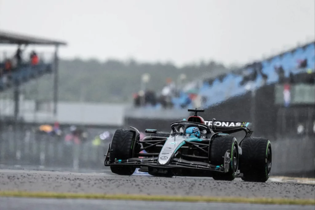 Russell in azione durante le FP3 del GP di Silverstone