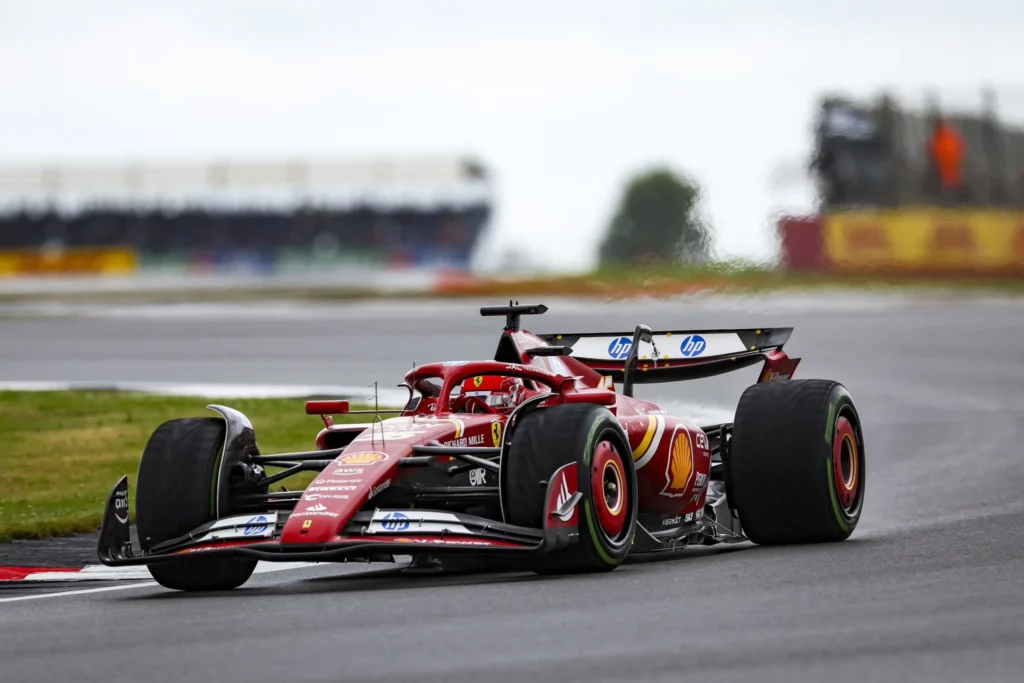 Leclerc in azione nelle FP3 del GP di Silverstone