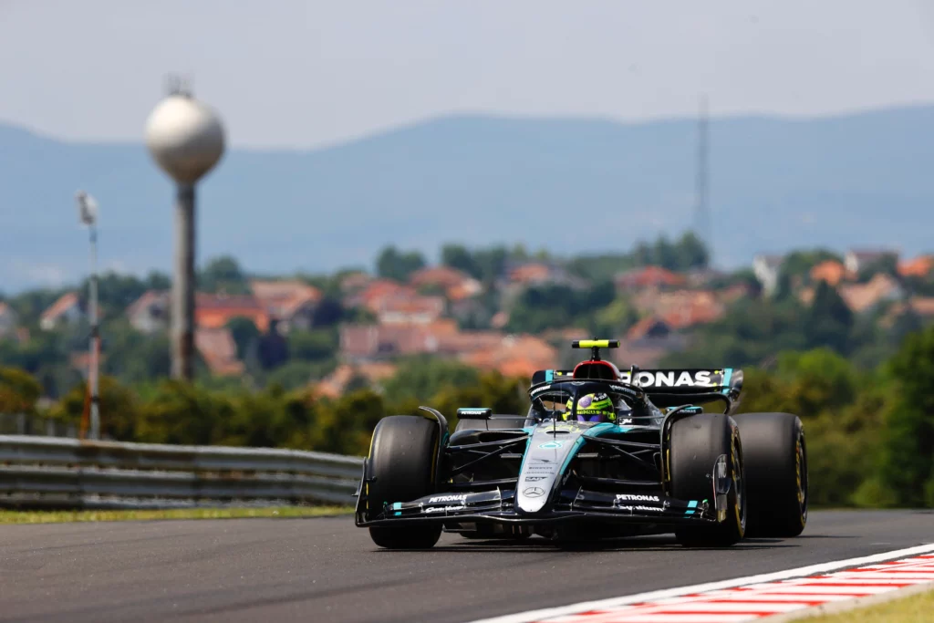 Hamilton in azione nelle FP1 in Ungheria