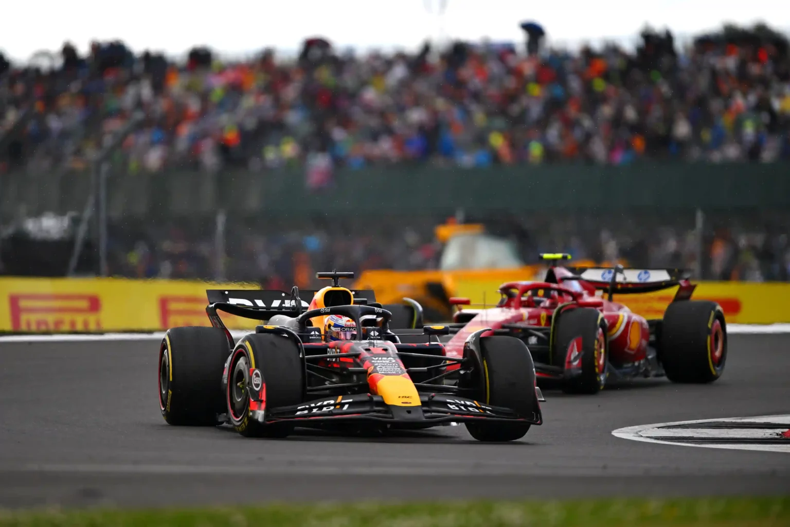 Red Bull, in Ungheria altri aggiornamenti per tornare alla vittoria Max Verstappen of the Netherlands driving the (1) Oracle Red Bull Racing RB20 leads Carlos Sainz of Spain driving (55) the Ferrari SF-24 on track during the F1 Grand Prix of Great Britain at Silverstone Circuit on July 07, 2024 in Northampton, England. (Photo by Rudy Carezzevoli/Getty Images)