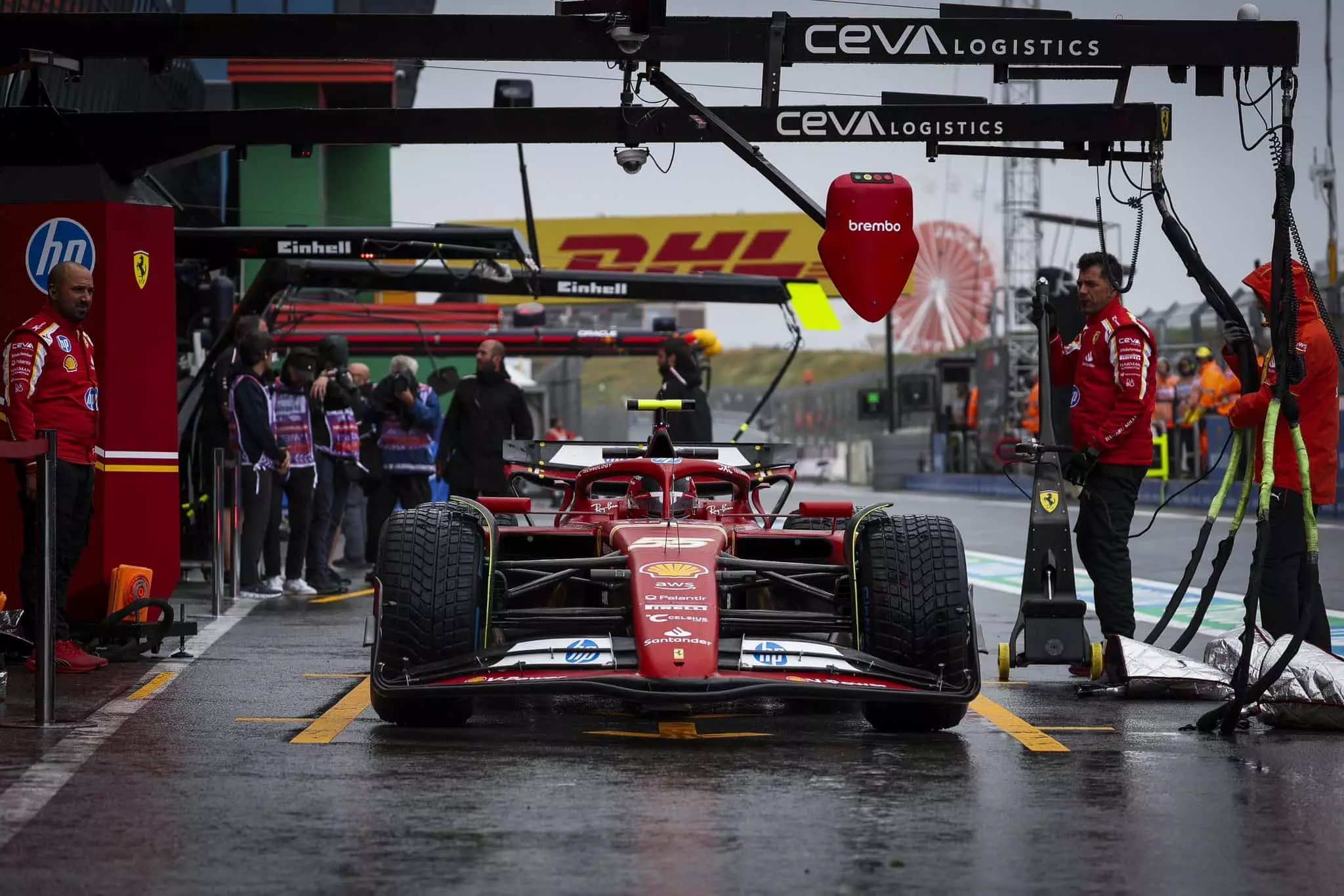 Sainz ai box durante le FP1 del GP d'Olanda