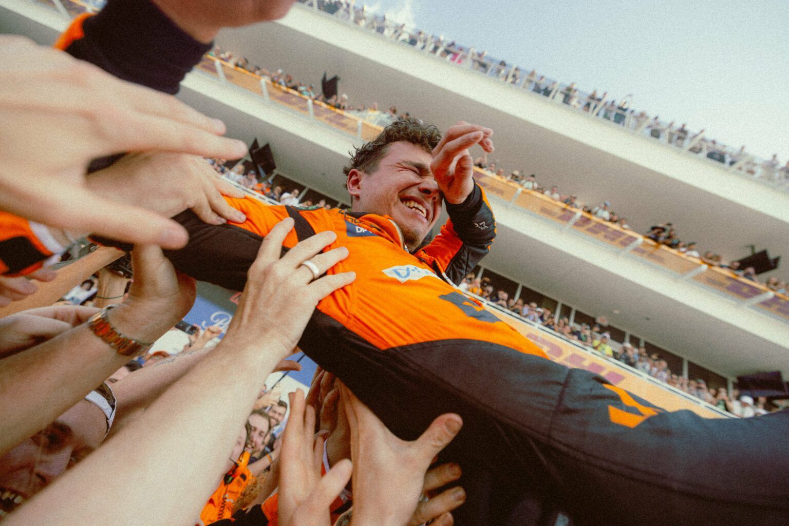 Lando Norris sollevato dal team McLaren dopo prima vittoria in F1 conquistata a Miami stagione 2024