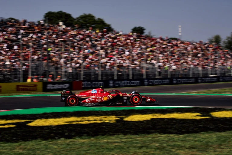 Sainz in azione durante le prove libere del GP di Monza