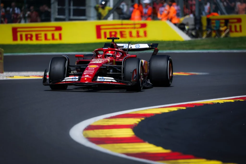 Leclerc in azione sulla sua Ferrari a Spa