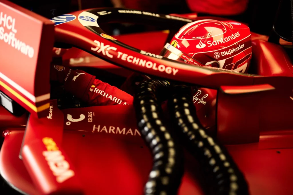 Leclerc ai box durante le FP2 del GP di Baku