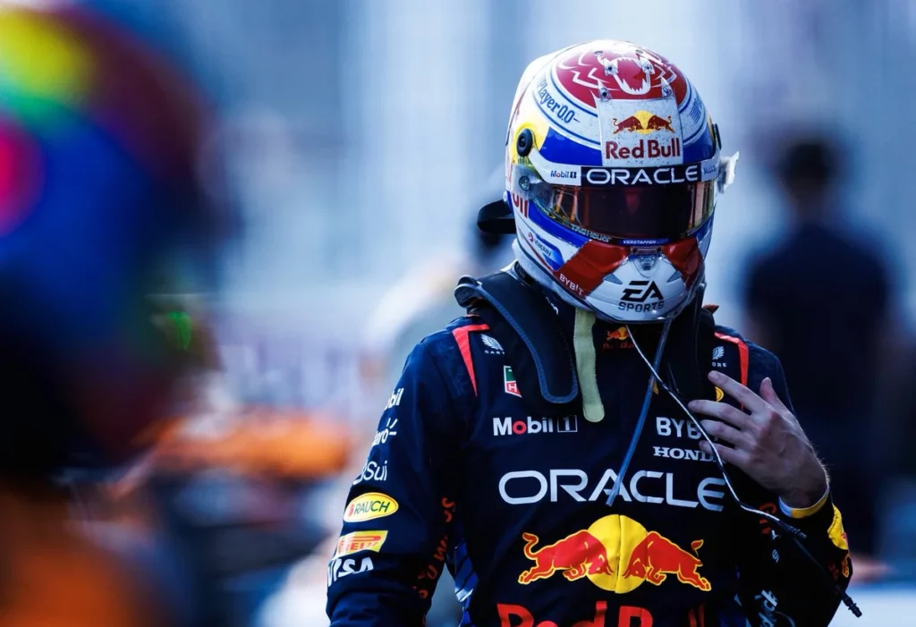 Max Verstappen a Bakucon casco e tuta