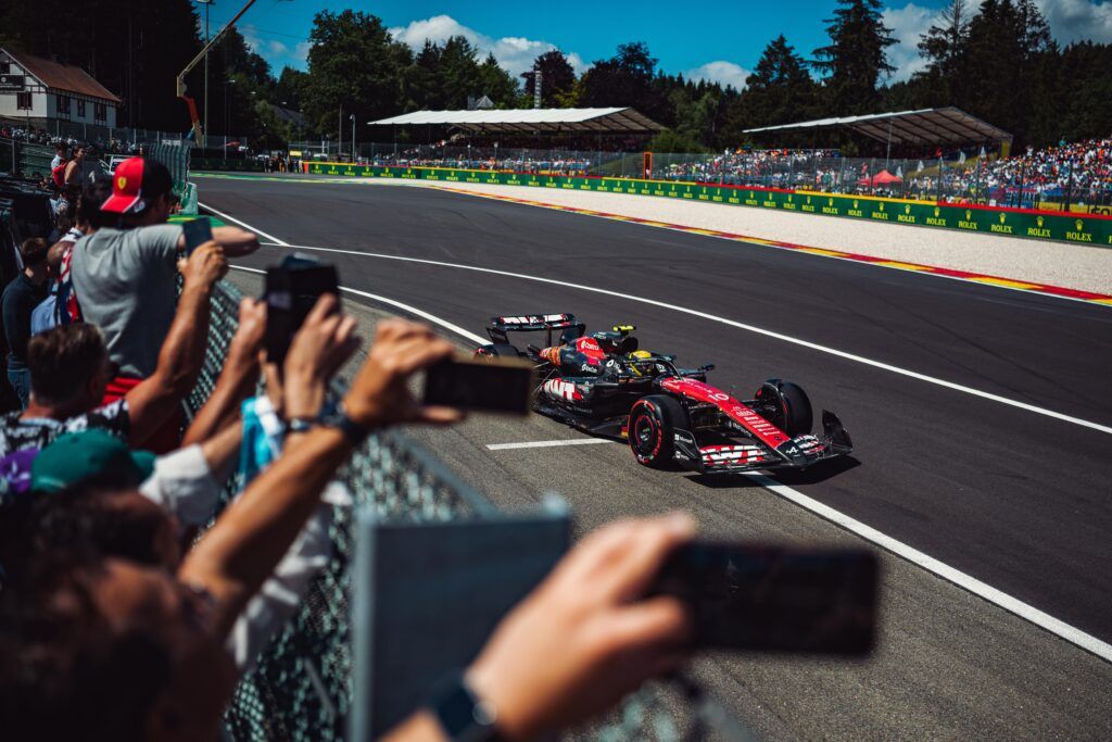 Monoposto Alpine F1 GP Belgio 2024 con tifosi in tribuna che fanno le foto