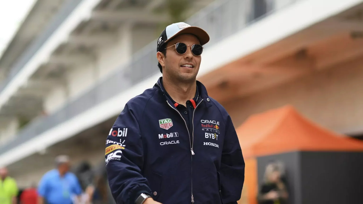 Dalla Spagna sicuri: Perez rimarrà in Red Bull grazie agli sponsor Sergio Perez in giro per il paddock con il completo della Red Bull