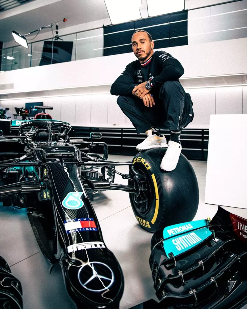 Lewis Hamilton alla presentazione della vettura Mercedes del 2020