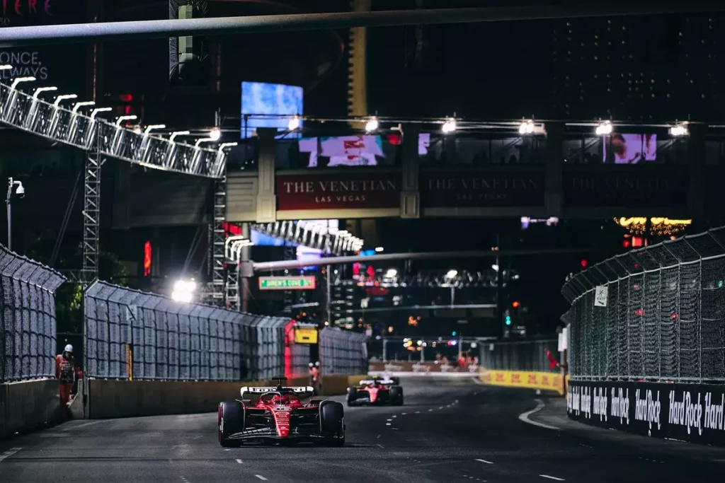 Nuova direttiva tecnica FIA: Ferrari e Mercedes nel mirino a Las Vegas Le due Ferrari sul circuito di Las Vegas, dove quest'anno verranno portati aggiornamenti